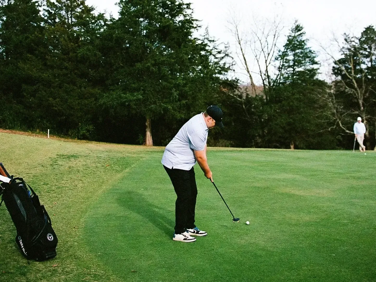 Pasha McCrary putting for double bogey